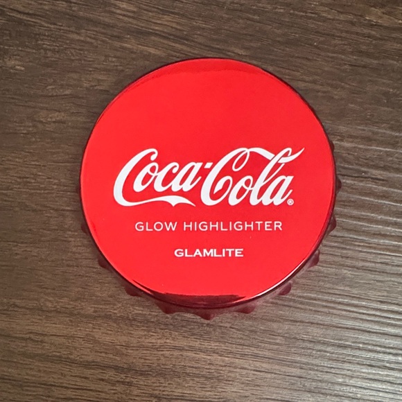 Coca Cola Other - Coca-Cola Glamlite Red Glow Highlighter